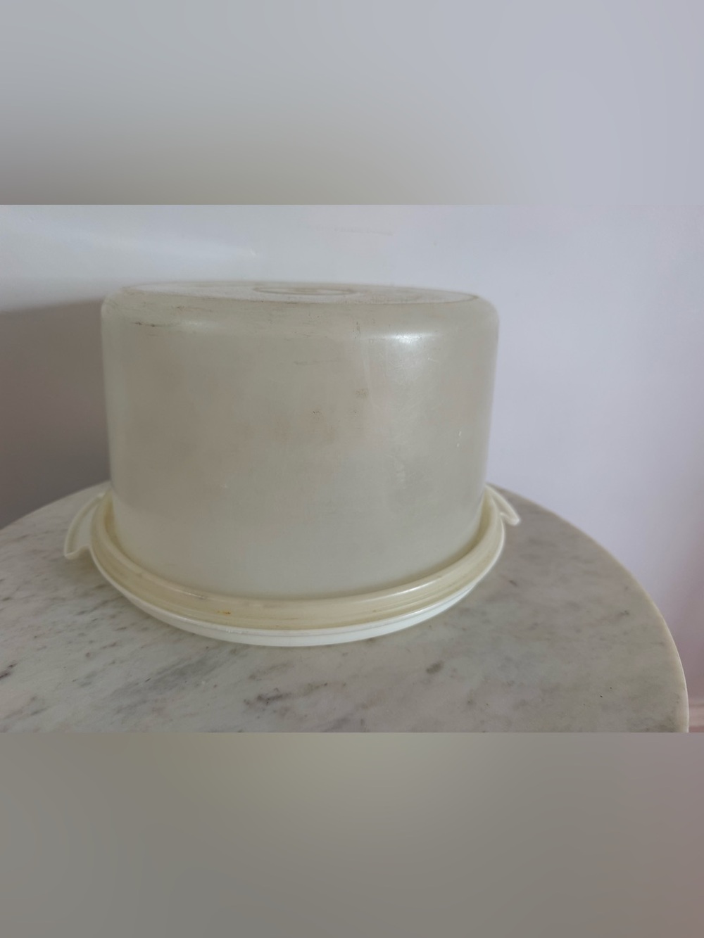 VTG Tupperware Classic Round Cake Taker Carrier 10in